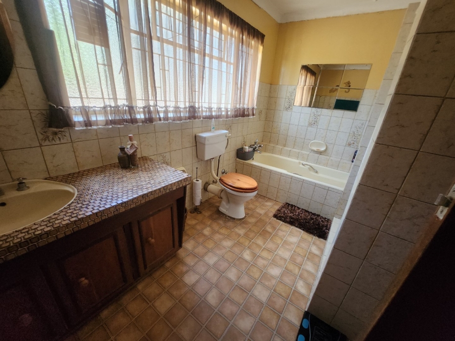 5 Bedroom Property for Sale in Oudorp North West